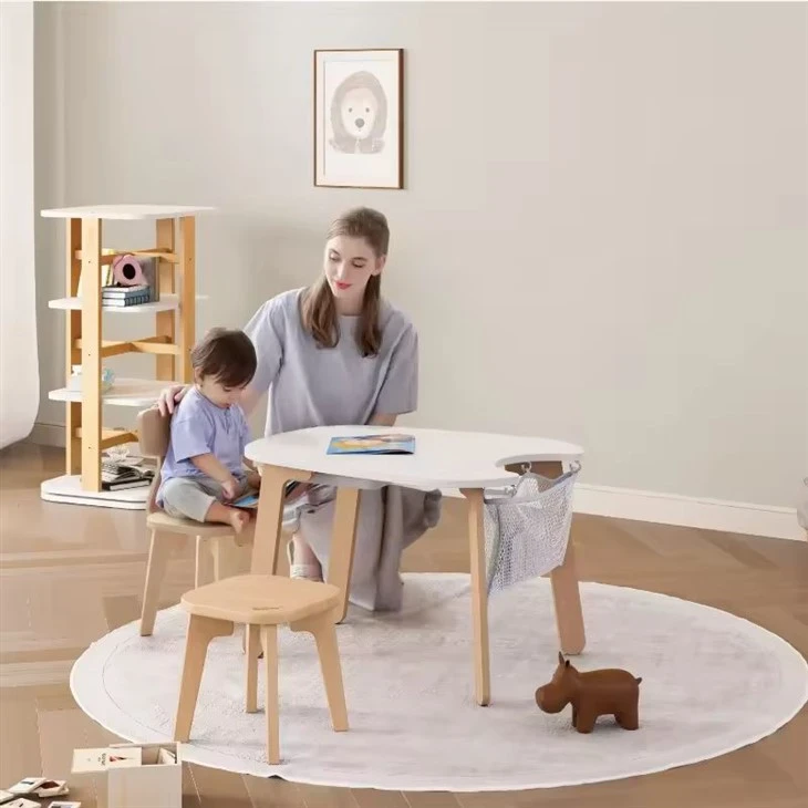 Tavolo da gioco e sedie per i più piccoli